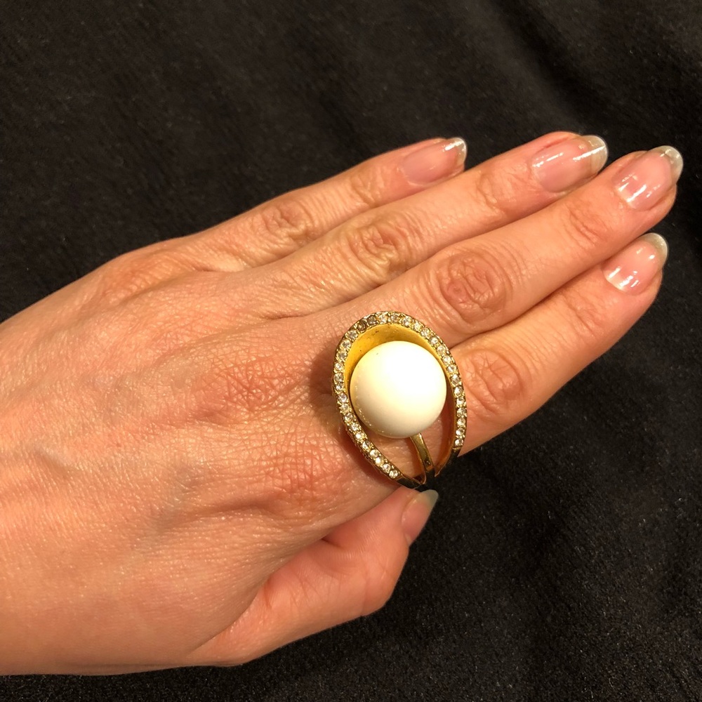 Gold fashion ring with large stone
